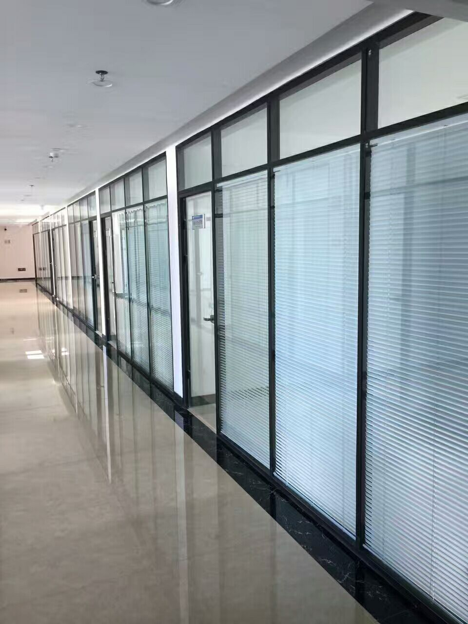 西寧安裝玻璃隔斷多少錢？——西寧辦公室玻璃隔斷墻