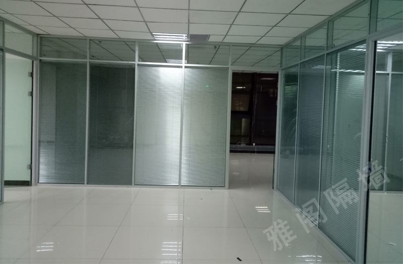 萬達(dá)金座B區(qū)氧化色雙玻百葉隔斷完工！