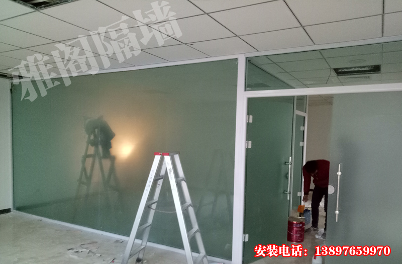 單層型玻璃隔斷玻璃隔斷系統(tǒng),磨砂玻璃的朦朧也是一種延續(xù);顛覆也是一種創(chuàng)造;視野，因此而節(jié)奏起伏，因此而律動自現(xiàn);心靈，于朦朧中，自在穿越;思想，于從容間，透視內(nèi)涵，再次展現(xiàn)出高層次空間環(huán)境的生命形態(tài)!